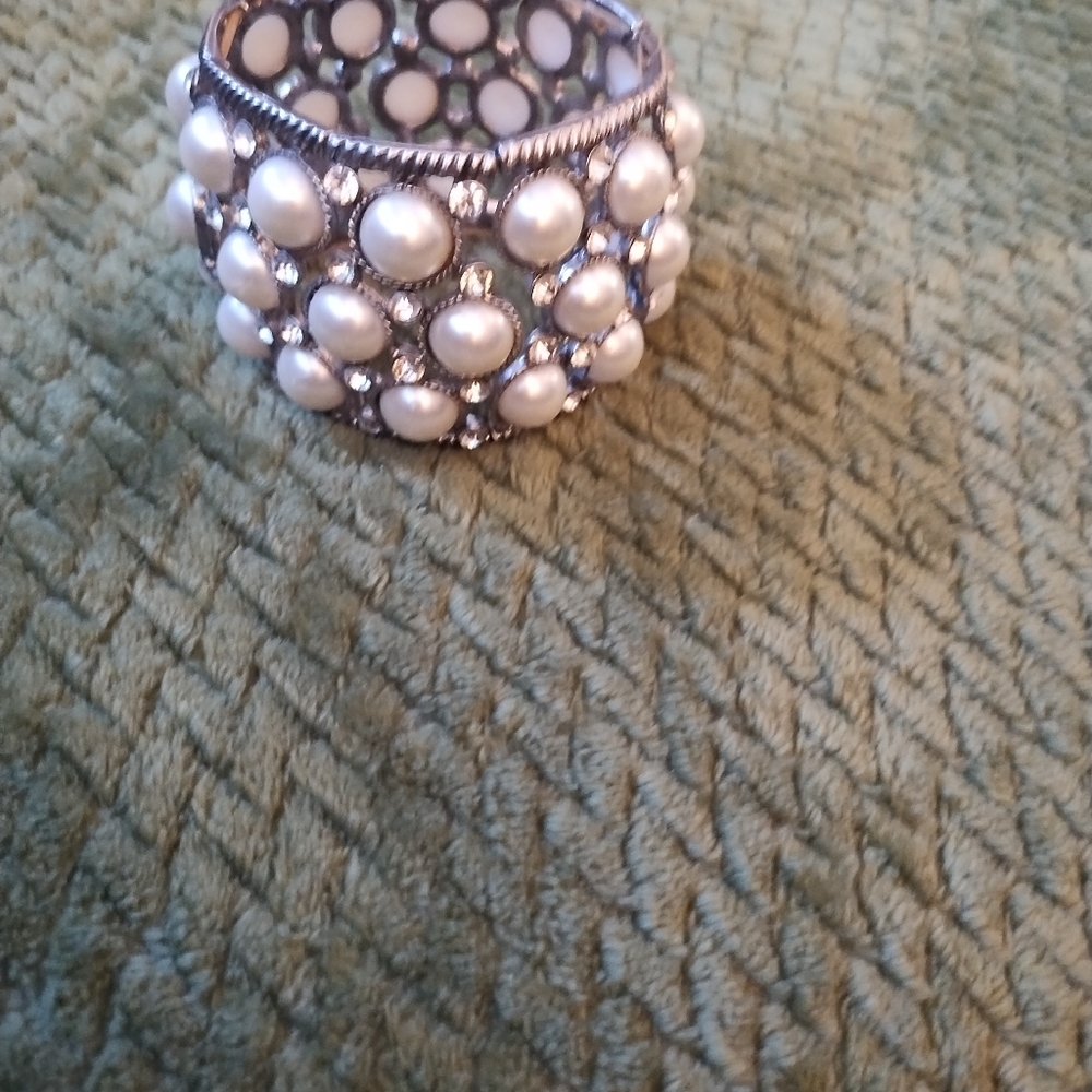 Elegant Silver and White Pearl Bracelet